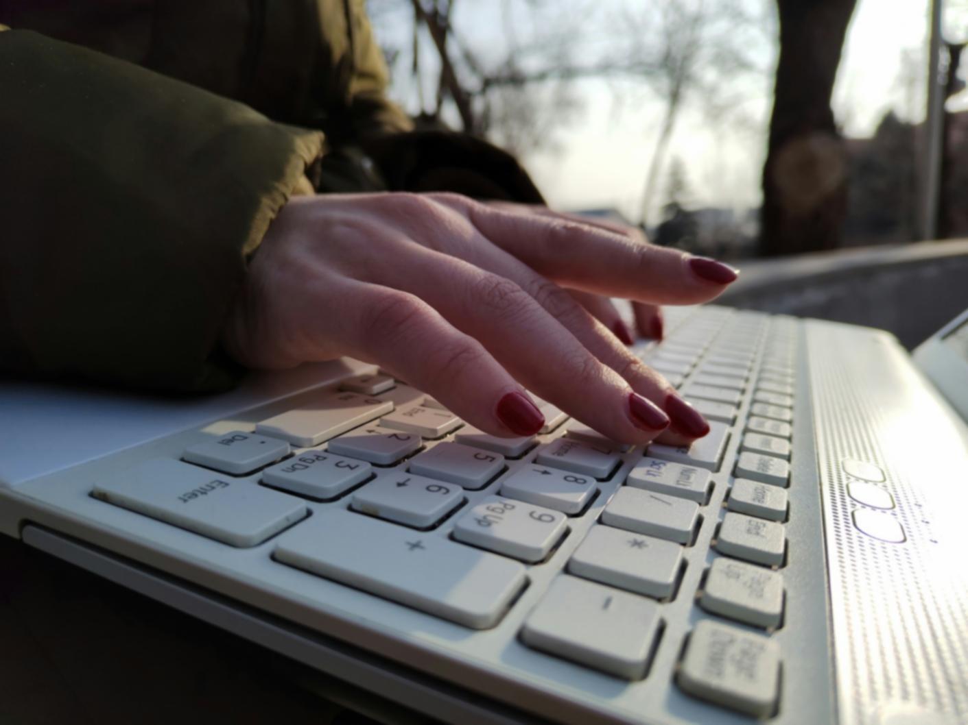 Arbeitsbereich mit organisierter Finanzplanung und digitalen Tools