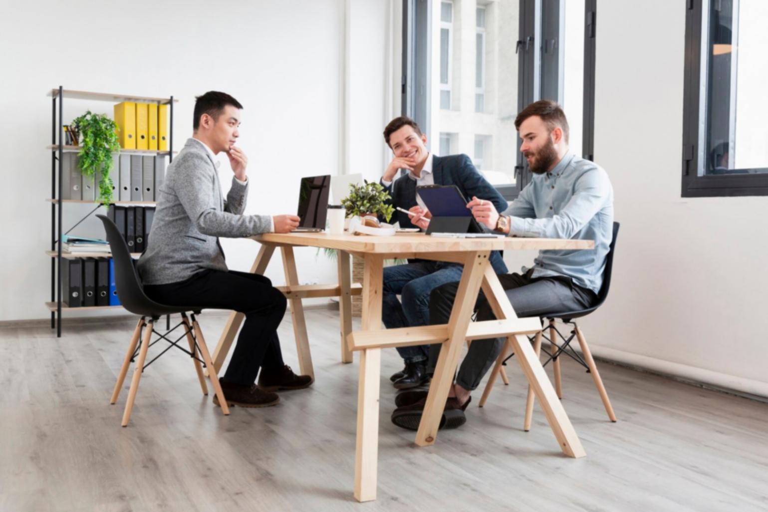 Teilnehmer eines Finanzworkshops bei der gemeinsamen Arbeit an praktischen Übungen